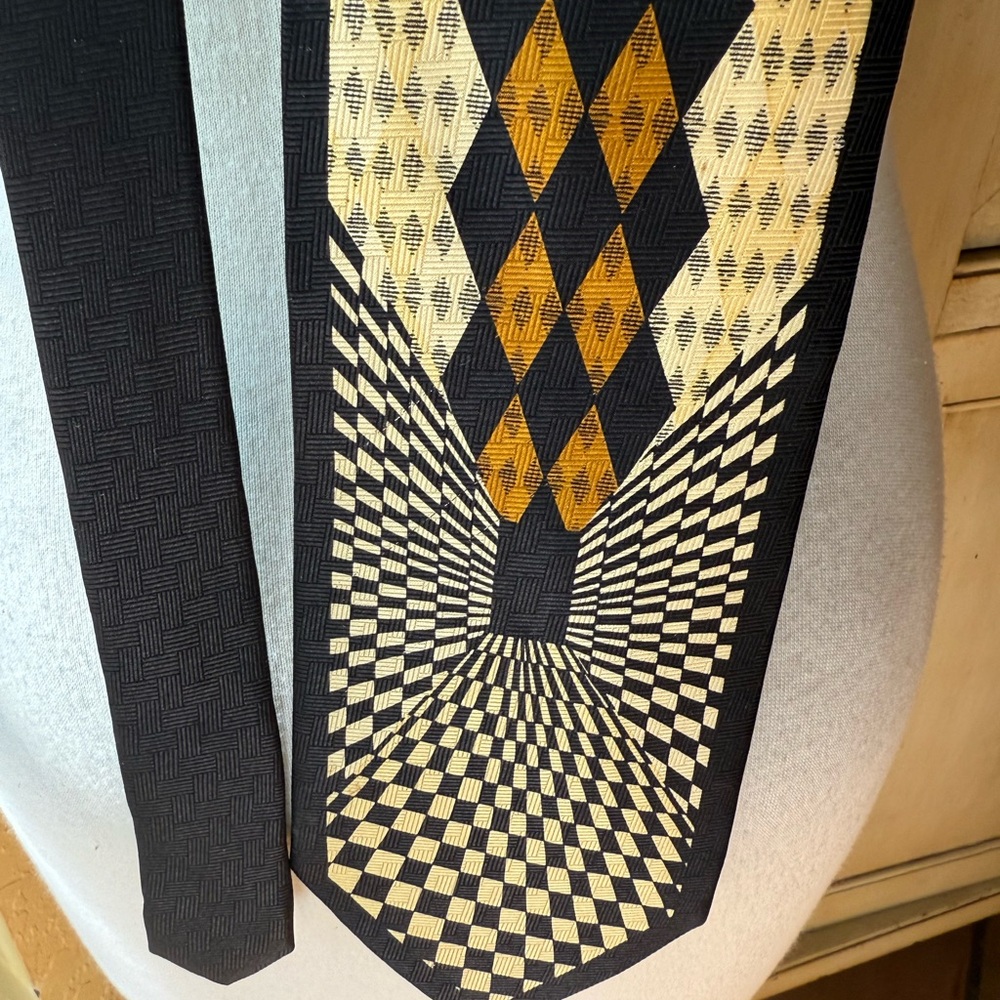 Geometric Patterned Tie in Black and Gold